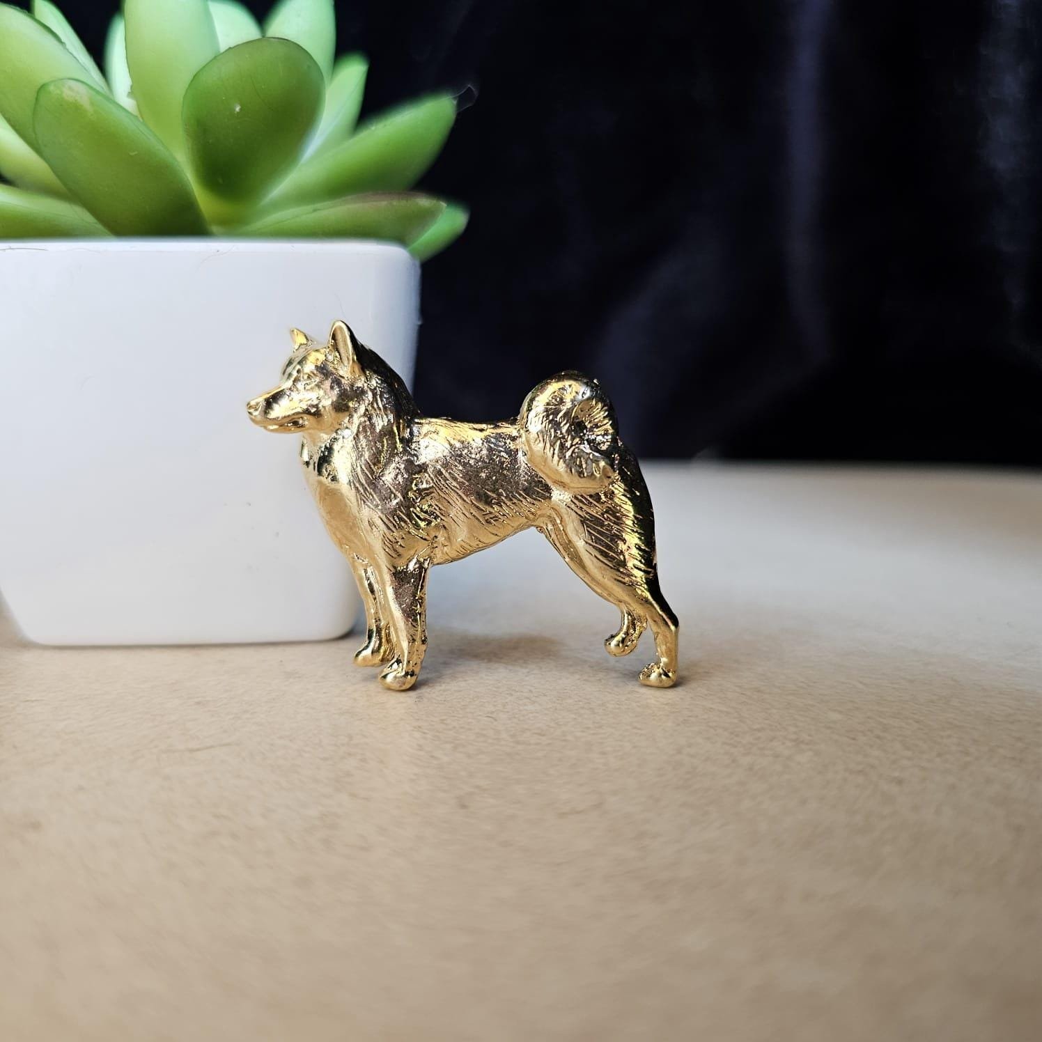 Elegant gold pendant